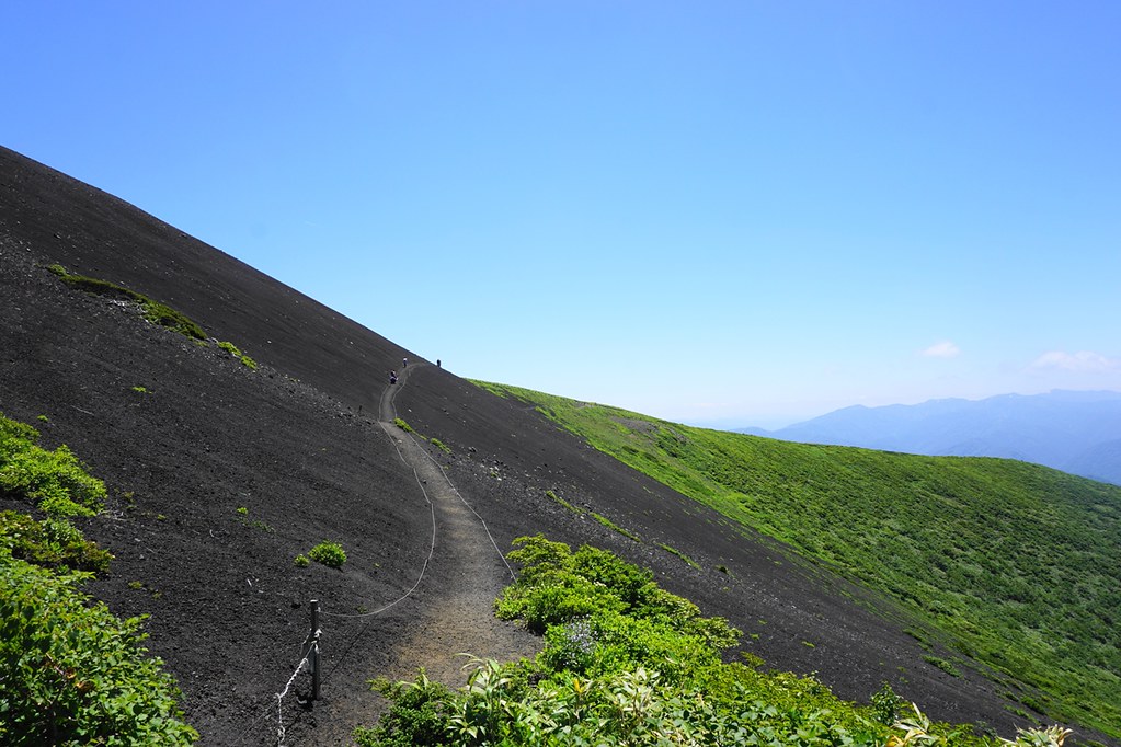 秋田駒ヶ岳～乳頭山　ムーミン谷のお花畑と展望豊かな稜線登山
