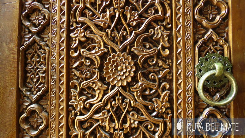Detalles de las puertas de Shah-i-Zinda, la avenida de los Mausoleos, uno de los imprescindibles que ver en Samarcanda.