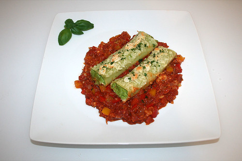 52 - Cannelloni with broccoli mascarpone stuffing - Served / Cannlloni mit Brokkoli-Mascarpone-Füllung - Serviert