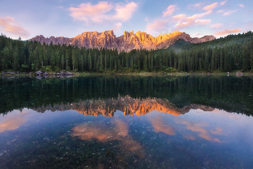 mountain lake reflection forest sunrise trentino dolomiti lagodicarezza karersee latemar
