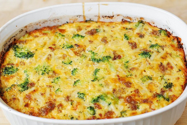 What is an easy breakfast casserole recipe?