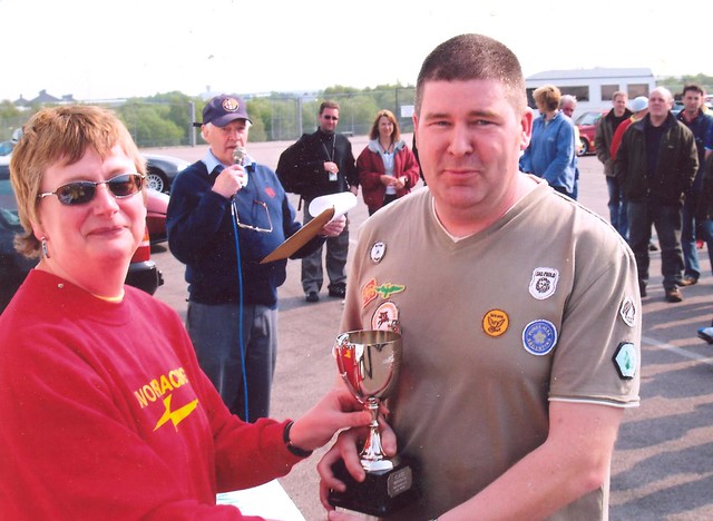 2007 Champion Phil Donaghy receives a class winner’s trophy from Rachel Buckley.