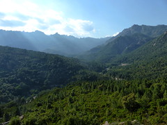 Vue du fond de la vallée et des crêtes de Bavedda depuis la 'vire panoramique' de la 'variante alpine' du sentier de Costa di Barola