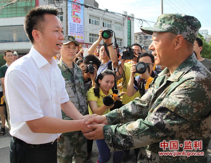 6月9日上午，湖北省监利县，大街两侧，群众挥手向官兵告别。