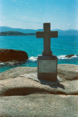Cross, rocks & sea - Photo of Coggia