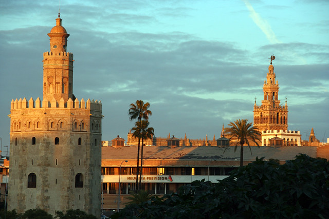 Vista típica de la Torre del Oro y La Giralda