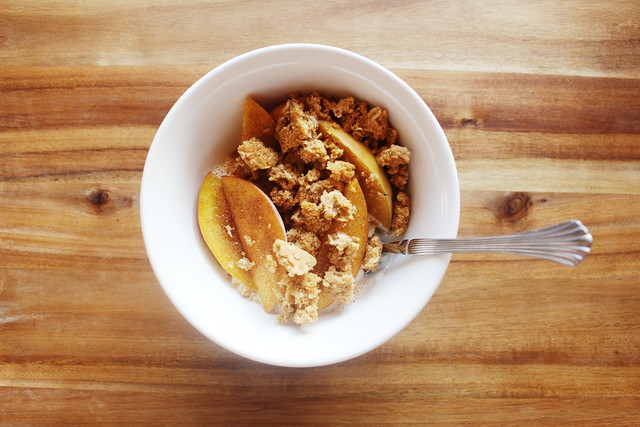 greek yogurt 52 ways: # 22 cinnamon peaches with cookies