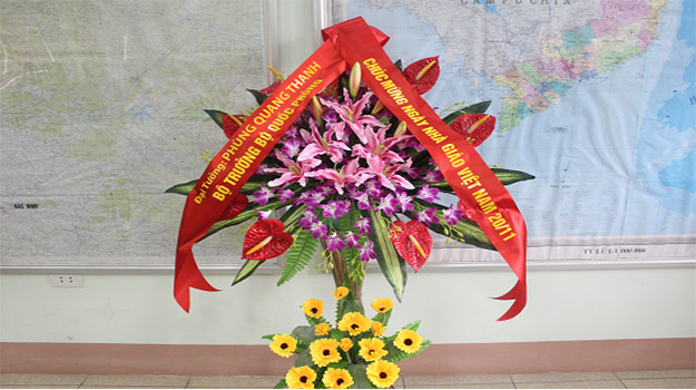 Nhân ngày Nhà giáo Việt Nam Đại tướng Phùng Quang Thanh – Phó bí thư Quân ủy Trung ương – Bộ trưởng Bộ Quốc phòng đã có lẵng hoa tươi thắm gửi tặng cán bộ, giáo viên, nhân viên nhà trường.