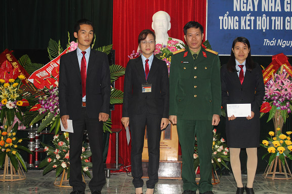 Đồng chí Đại tá Nguyễn Đức Thắng – Chính ủy nhà trường trao giải thi Báo tường của các chi đoàn chào mừng ngày nhà giáo Việt Nam.