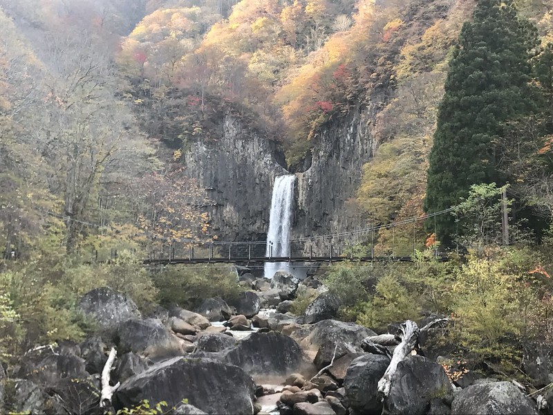 動画あり 滝のシルエット 玄武岩壁の荘厳さ 紅葉の色彩 ３つの美しさに感動 新潟県妙高市 苗名滝 に行ってきました Kurobox