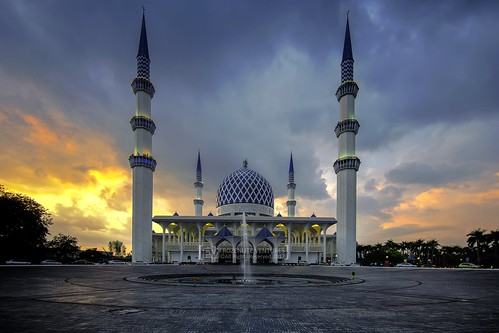 placeofworship islam islamic touristattraction colourfulskies cloudy fountain minarets dome frozenlite nurismailphotography bluemosque shahalam statemosque mosque masjid sunset sony ilce6500 a6500