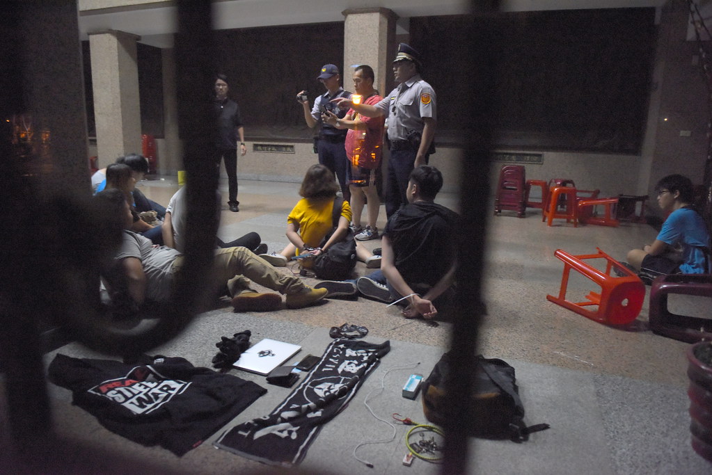 抗爭者被警方上束帶或手銬壓制於一樓大廳處。（攝影：宋小海）