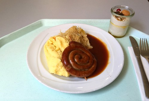 Bratwurst snail with mashed potatoes & sauerkraut / Bratwurstschnecke mit Kartoffelpüree & Sauerkraut