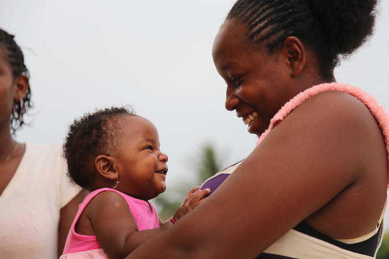 Kenima, 15, holds her sister’s 5 month old daughter, Jahrida. Photo credit: © UNICEF/Belize/2014/Caroline Bach