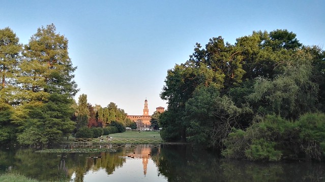 Teich im Parco Sempione mit dem Castello Sforzesco