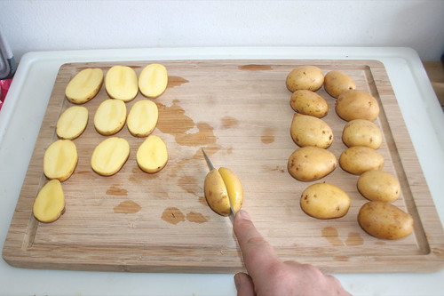12 - Kartoffeln halbieren / Cut potatoes in halfs