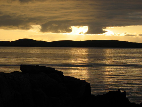 hamnavoe shetland lighthouse sunset