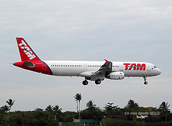 TAM A321 landing in SSA (E.Moura)