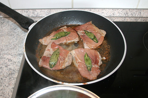 33 - Kalbsschnitzel zurück in Sauce legen / Put veal cutlets back in sauce