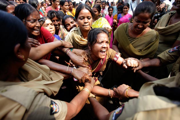 2011年2月28日，印度警方逮捕了一位在海德拉巴市抗議微型貸款公司的女性運動者。（影像來源：<a href = "http://www.bloomberg.com/bw/articles/2013-05-30/new-research-indicates-microloans-dont-solve-poverty">Mahesh Kumar A./AP</a>）