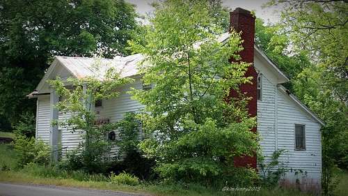 old house abandoned overgrown geotagged tennessee historic smalltown townsquare mulberry lincolncounty