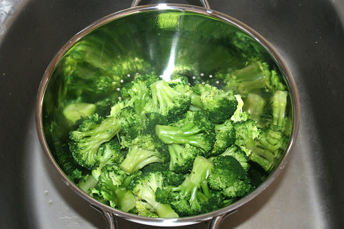 23 - Broccoli abtropfen lassen / Drain broccoli