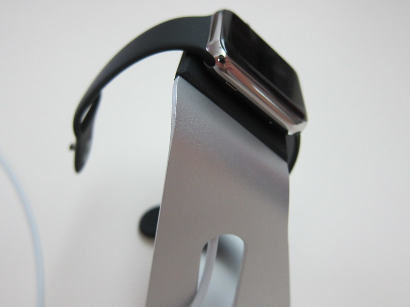 Spigen Apple Watch Stand S330 - With Apple Watch