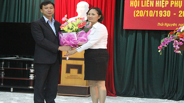Đ/c Thượng tá Phạm Văn Hòa – Hiệu trưởng nhà trường lên tặng hoa chúc mừng chị em Phụ nữ