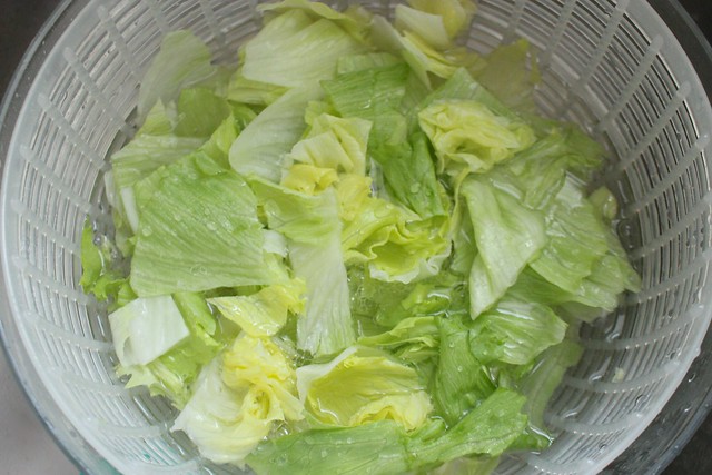 washing-lettuce