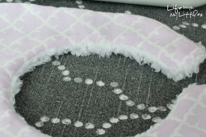 This really is such an easy bib tutorial! Only a few steps, and they are the best bibs!! Great for easy baby gifts, too.