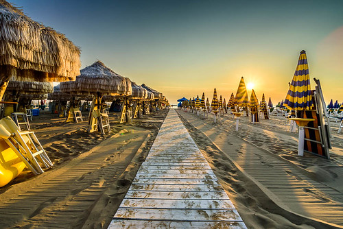 morning italy beach water umbrella sunrise dawn sand europe july it cabana shore boardwalk abruzzo adriaticsea pescara 2015 hotelmaja