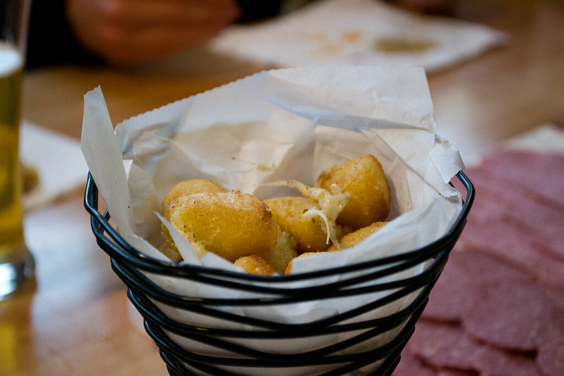 Deep fried cheesee curds in Milwaukee | packmeto.com
