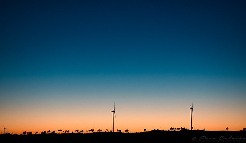 aerogenerador atardecer sunset crepuscule crepusculo dusk ocaso puestadesol sundown twilight windmill guarda portugal prt electricity power green outdoor mountainrage pacoct 2017