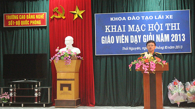 Đ/c Thượng tá Bùi Văn Quyền trưởng khoa ĐTLX phát biểu trước khai mạc