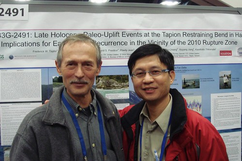 地質科學系教授沈川洲（右）與德州大學奧斯汀分校教授佛烈德泰勒合影。（圖片來源：科技部提供）