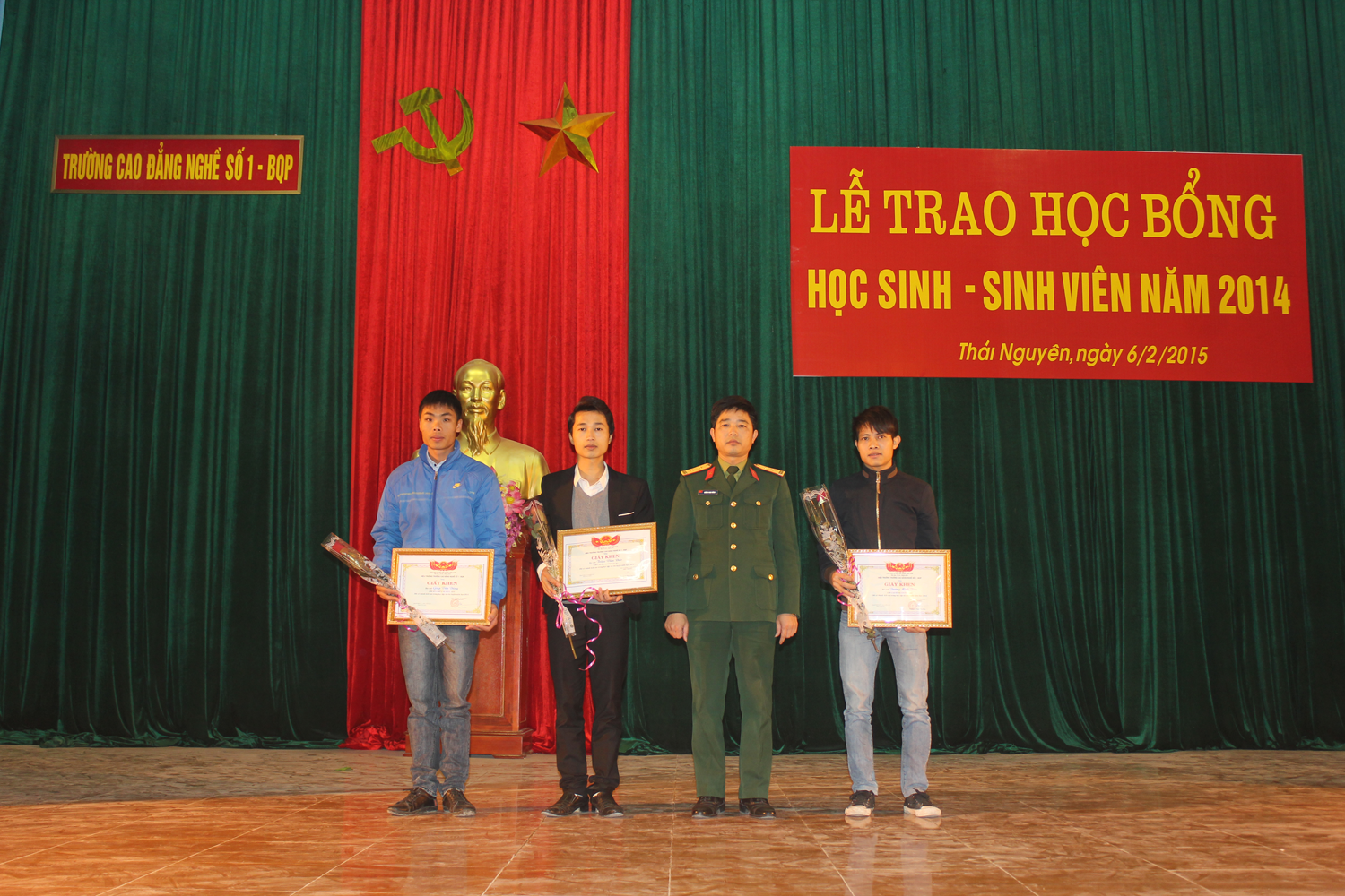 Đồng chí Trung tá Dương Nam Dũng – Phó Hiệu trưởng nhà trường trao thưởng cho các sinh viên