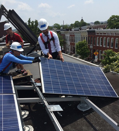 美國巴爾的摩市的工人，正在一處連棟式房屋安裝太陽能板。圖片來源：白宮 The White House。