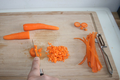 17 - Möhren schälen & würfeln / Peel & dice carrots