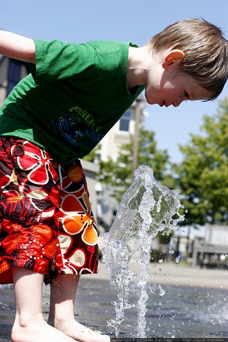 boy playing feet wet fountain oregon fun kid nick barefoot mothersday soaked lakeoswego splashing waterjet 20060514