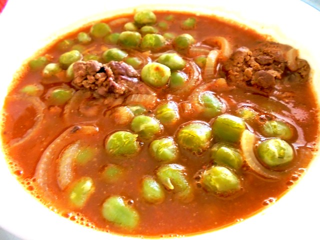 Canned peas with chicken liver in tomato sauce