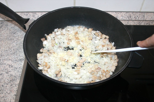 28 - Zwiebeln & Knoblauch im Entenfett andünsten / Braise onions & garlic in duck fat
