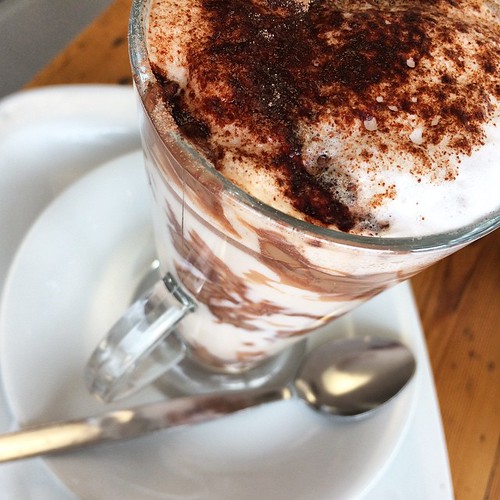 A day that starts with a hot chocolate is destined to be sweet. #perrystreet #hotchocolateweather #hotchocolate #hotchocolateinjuky #hotcocoa #chocolate #morningbliss
