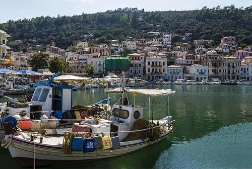 grecia greece peloponeso peloponnese peninsula mani gitión gytheio gitio laconia puerto harbor port muelle village pueblo barca boat
