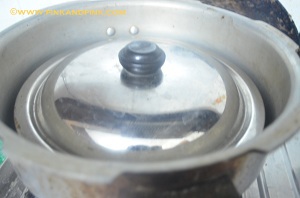 Place cooking pan on top of perforated plate and close with a thick steel lid