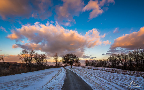 sunset zalazak budinjak žumberak samoborskogorje hrvatska croatia road cesta drvo tree winter zima snijeg snow oblaci clouds nebo sky colorful