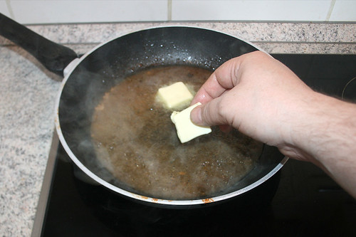 30 - Kalte Butter in Sauce geben / Put cold butter in sauce