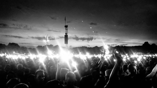 sunset sky blackandwhite bw monochrome nijmegen lights concert crowd torch smartphone goffertpark largecrowd mumfordandsons