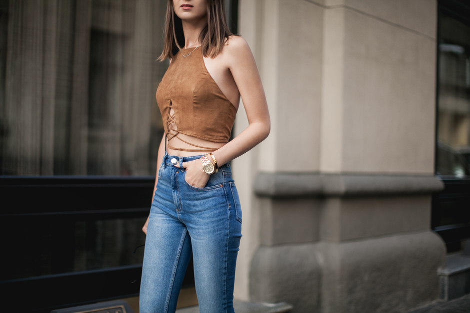high-waisted-jeans-outfit-suede-street-style