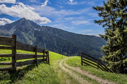 2016 stleonhard zaun scena trentinoaltoadige italien mountains landscape view wideview wood green sky fence hff fenceme italy