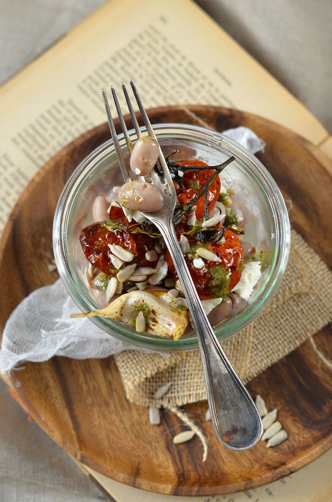 Salade de haricot borlotti, tomate rôtie et pesto